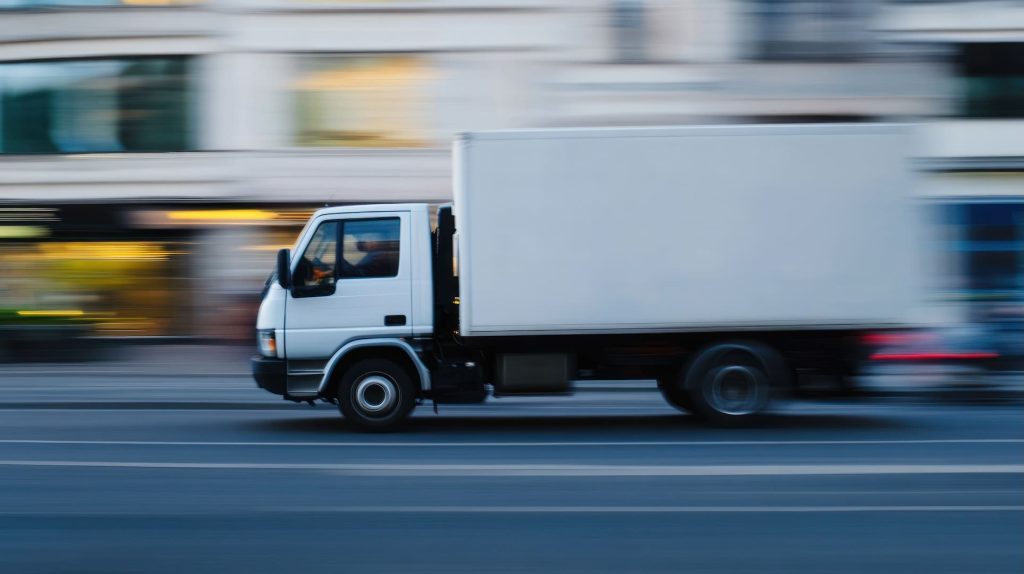 Ventajas de contratar transporte nacional frente al transporte exprés